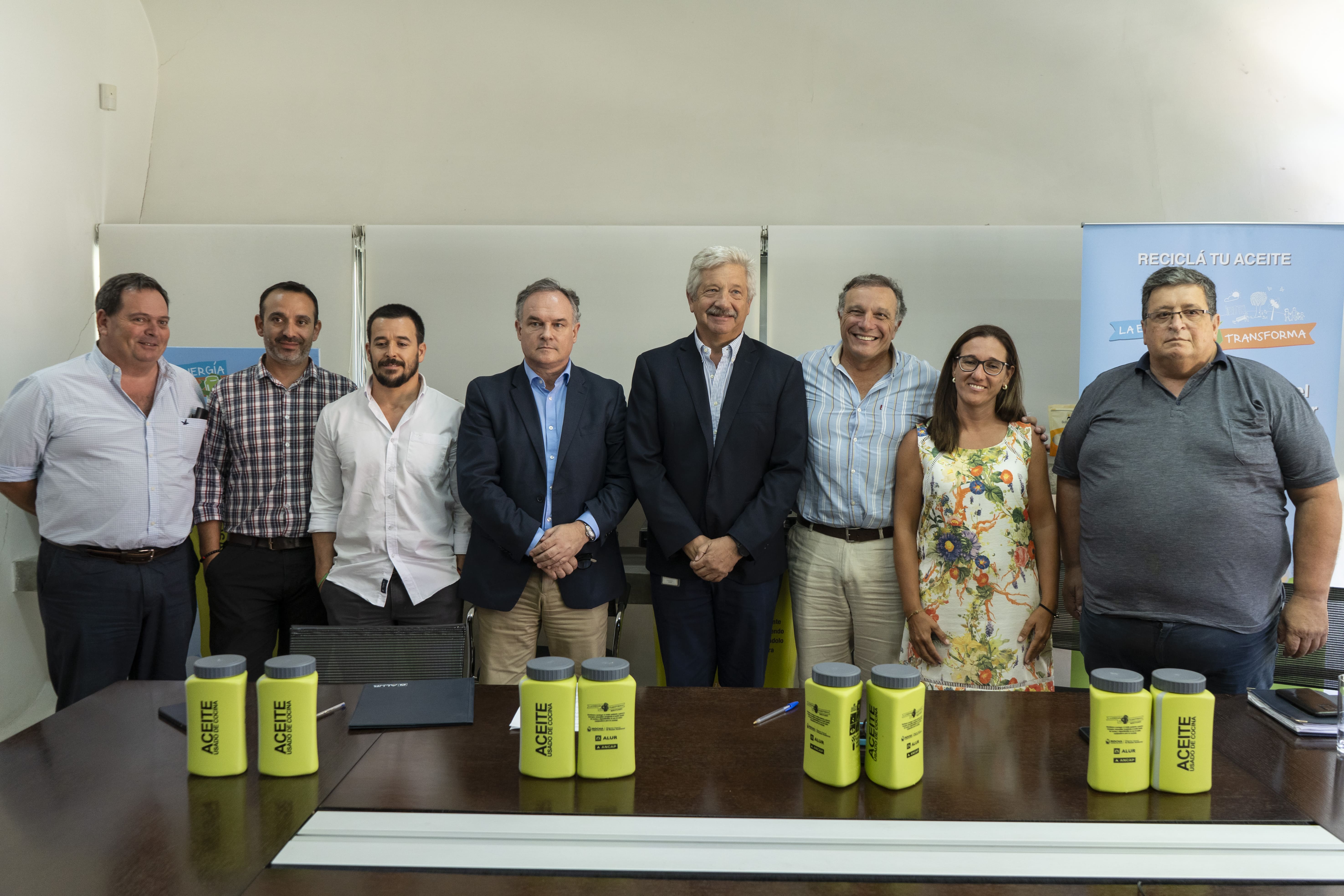 ALUR y la Intendencia de Rocha firmaron convenio por plan de reciclaje de aceite.