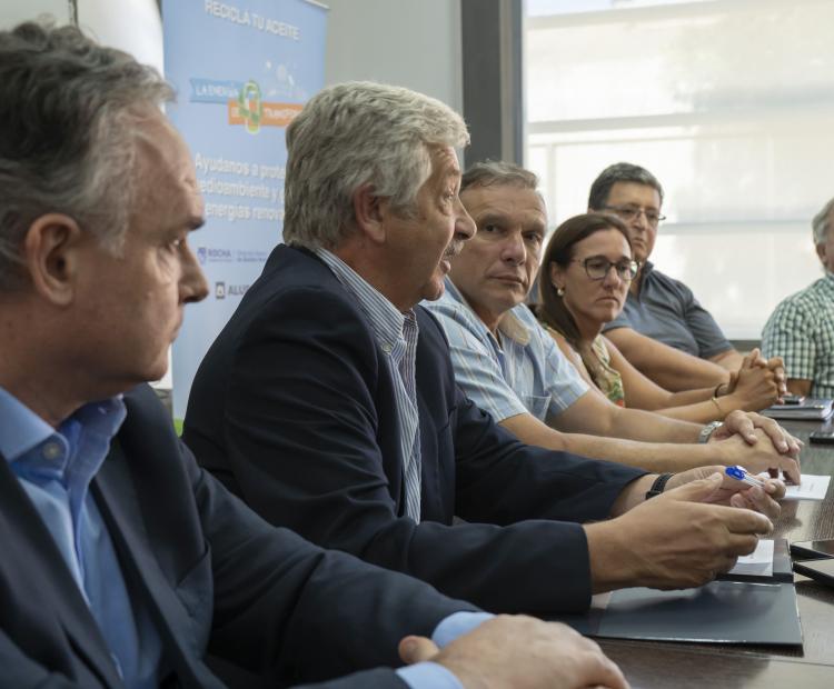 ALUR y la Intendencia de Rocha firmaron convenio por plan de reciclaje de aceite.